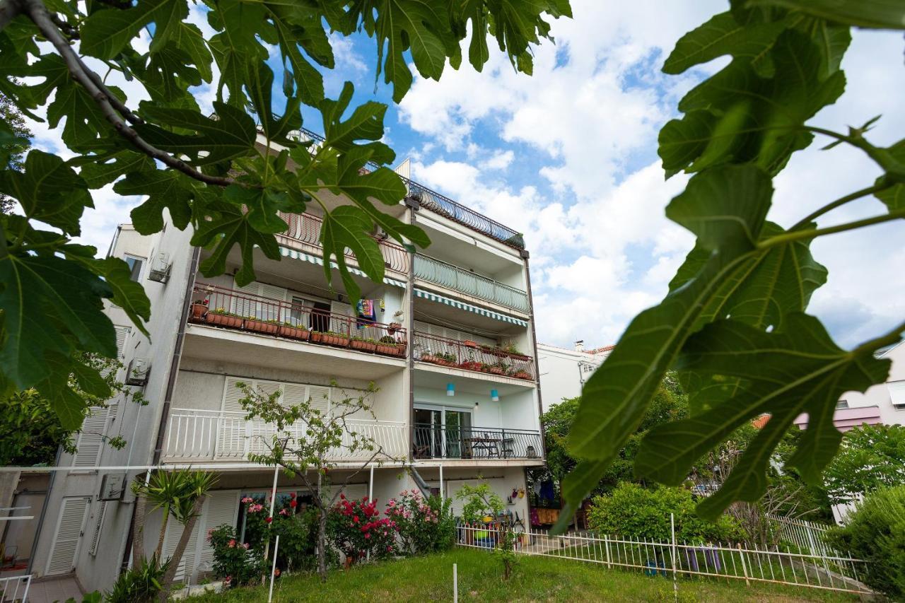 Apartment Black & White Split Exterior photo